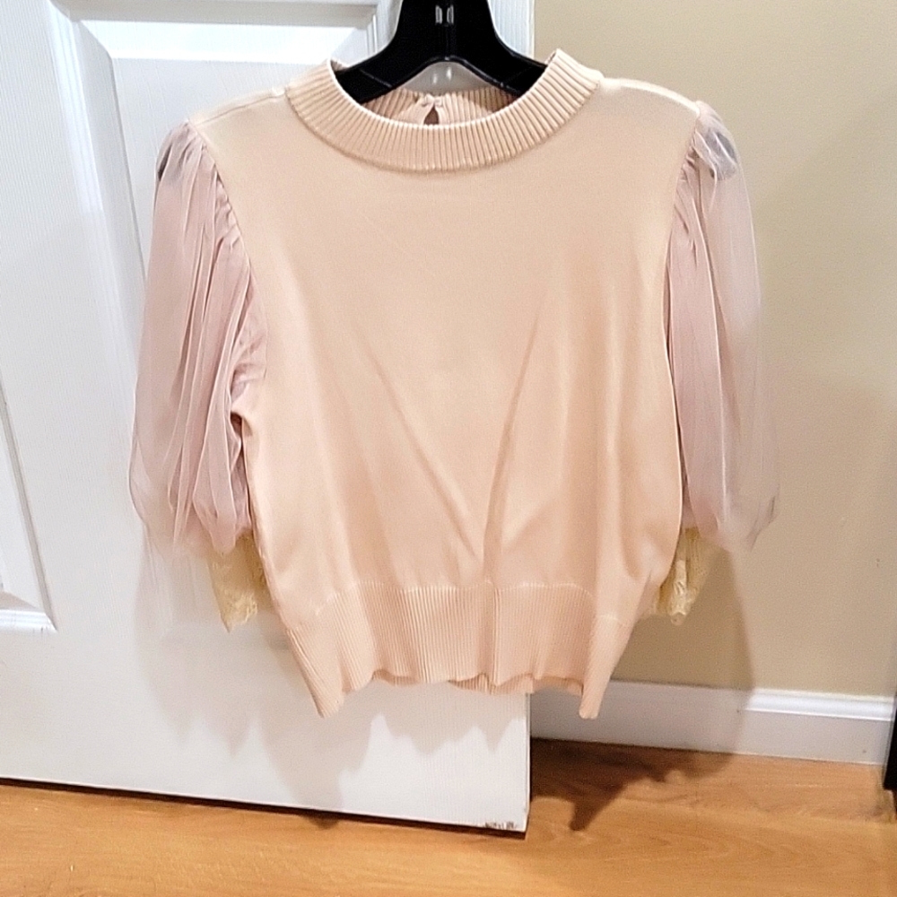 Gracia Lace sleeve top